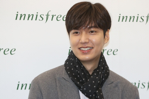 지난 2월 10일 서울 중구 이니스프리 명동 플래그십 스토어에서 열린 팬사인회에 참석한 배우 이민호가 웃음을 짓고 있다 <연합뉴스>